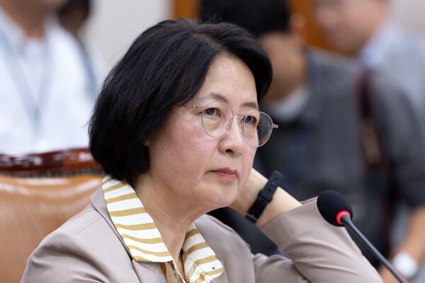 추미애 국회 법제사법위원장이 지난 4일 서울 여의도 국회에서 열린 제429회 국회(정기회) 제2차 전체회의에서 머리를 만지고 있다. photo 뉴스1