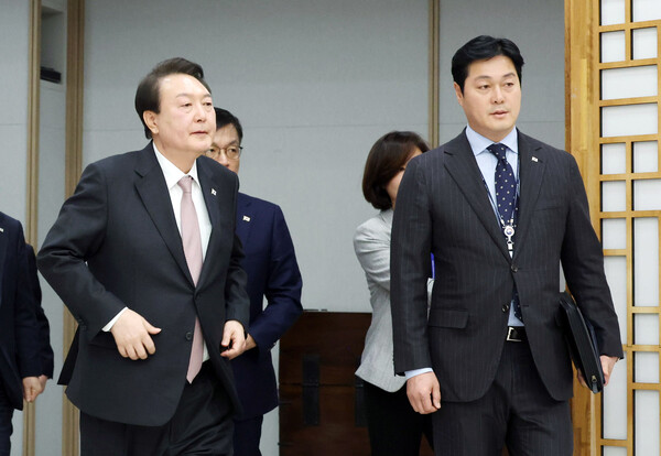 윤석열 전 대통령과 김승희 전 대통령실 의전비서관(오른쪽)이 지난 2023년 4월 14일 서울 용산 대통령실 청사에서 열린 조태용 국가안보실장 임명장 수여식에 참석하고 있다. photo 뉴시스