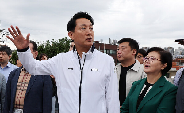 오세훈 서울시장이 24일 서울 강북구 재정비촉진사업 규제철폐 적용 1호 사업장인 미아2구역을 둘러보고 있다. photo 뉴스1