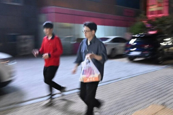 24일 한동훈 전 국민의힘 대표가 경남 진주에서 자영업자들을 만나고 직접 치킨 배달을 한 모습을 공개했다. photo. 한동훈 전 대표 인스타그램.