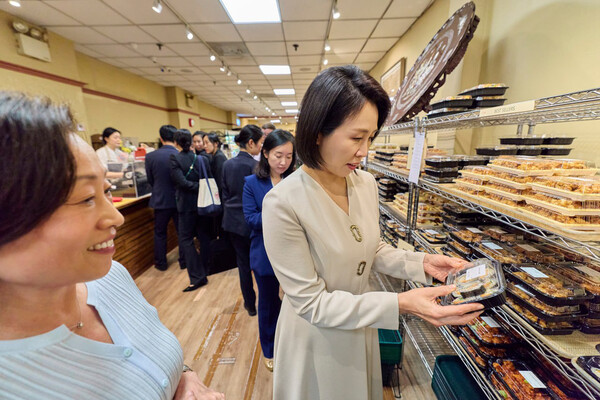 김혜경 여사가 23일(현지시각) 미국 뉴욕 코리아타운의 한 마트를 방문해 김밥을 살펴보고 있다. photo 뉴시스