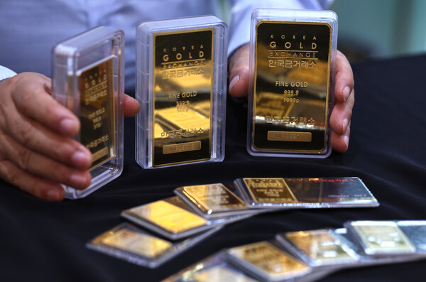 국제 금값이 다시 한 번 사상 최고치를 경신한 지난 9월 23일, 서울 종로 한국금거래소에서 직원이 골드바를 내보이고 있다. photo 뉴스1