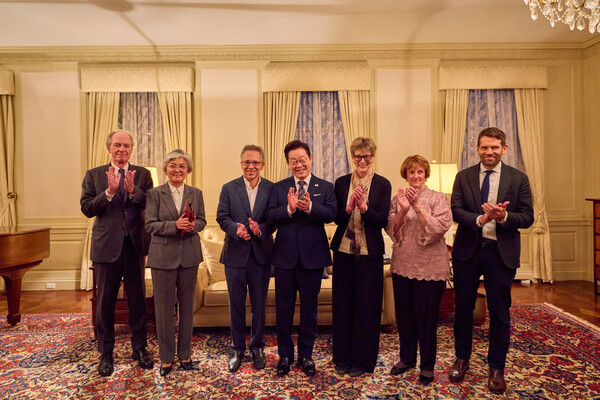 이재명 대통령이 23일(현지시각) 미국 뉴욕의 한 호텔에서 열린 외교안보 오피니언리더 초청 만찬 행사에서 참석자들과 기념촬영을 하고 있다. (왼쪽부터) 토마스 번 코리아소사이어티 회장, 강경화 아시아소사이어티 회장, 이안 브레머 유라시아그룹 회장, 이재명 대통령, 캐슬린 스티븐스 코리아소사이어티 이사장, 수잔 엘리엇 미 외교정책위원회 회장, 다니엘 커츠-펠란 포린어페어스 편집장. photo 뉴시스
