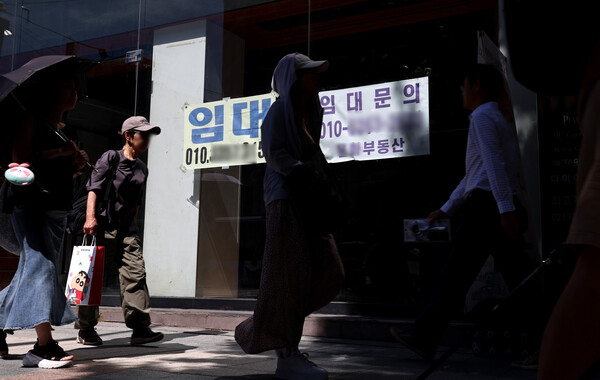 서울 도심의 상가 건물에 임대 현수막이 내걸려 있다. photo 뉴스1 