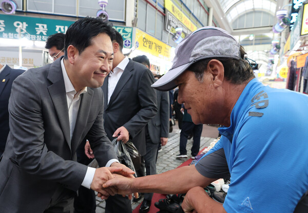 장동혁 국민의힘 대표(왼쪽)가 25일, 대전 동구 중앙시장을 방문해 시민들과 악수를 나누고 있다. photo 뉴스1