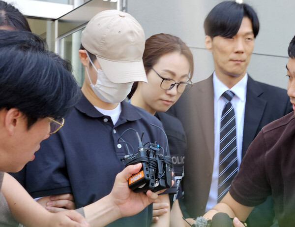 규정을 위반한 군기훈련으로 훈련병을 사망에 이르게 한 강모 중대장이 지난해 6월 21일 강원도 춘천지법에서 열린 영장실질심사(구속 전 피의자 심문)를 마치고 나서고 있다. photo 뉴스1