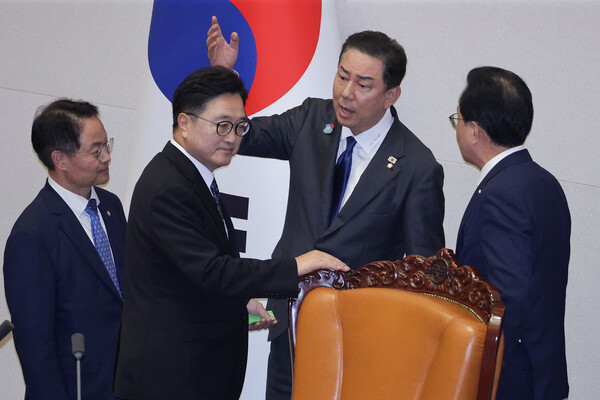 우원식 국회의장(왼쪽부터 두번째)이 25일 서울 여의도 국회에서 열린 제429회 국회(정기회) 제9차 본회의에서 민주유공자 예우에 관한 법률안에 대한 신속처리안건 지정동의의 건이 의원 명패수보다 투표수가 많은 상황이 발생하자 김병기 더불어민주당 원내대표와 송언석 국민의힘 원내대표(오른쪽)를 불러 대화하고 있다. photo 뉴스1