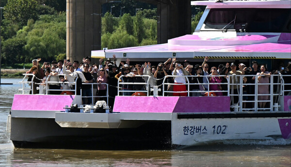 한강버스가 운항을 재개한 지난 21일 서울 잠실 한강버스 선착장을 찾은 시민들이 한강버스를 이용하고 있다. photo 서울시/뉴스1