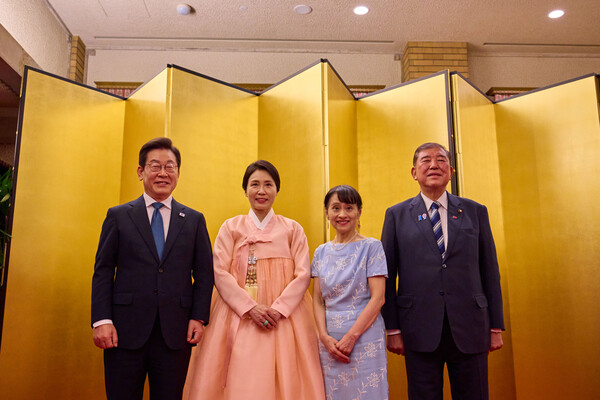 이재명 대통령과 김혜경 여사 내외가 지난 8월 23일, 일본 도쿄 총리 관저에서 이시바 시게루 일본 총리, 이시바 요시코 여사 내외와 친교행사를 갖고 기념촬영을 하고 있다. photo 뉴시스