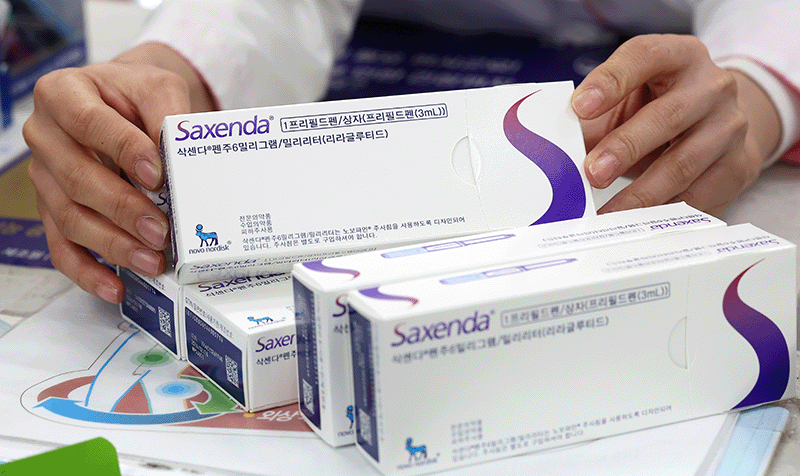 서울 강남구 한 약국에서 약사가 입고된 비만치료제 ‘삭센다’를 정리하고 있다. photo 뉴스1