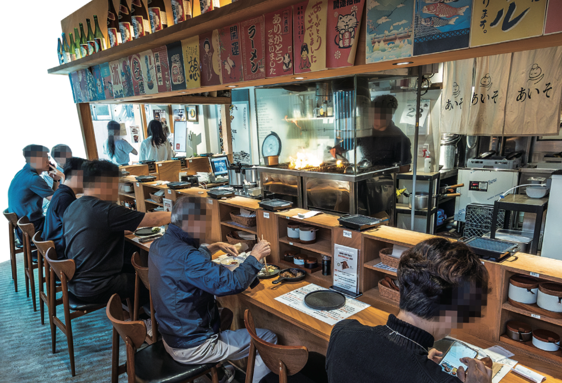 지난 9월 23일 서울 종로3가역 인근 한 혼밥 식당에서 손님들이 식사를 하고 있다. photo 이건송 영상미디어 기자