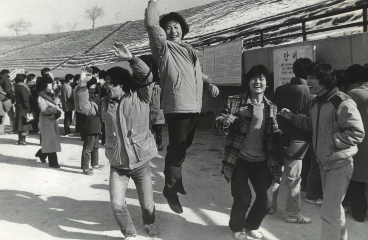 985년 1월 25일 서울대 신입생 합격자명단이 게시판에 나붙었다. 합격한 것으로 보이는 한 수험생이 감격에 못 이겨 높이 뛰어오르고 있다. photo 연합