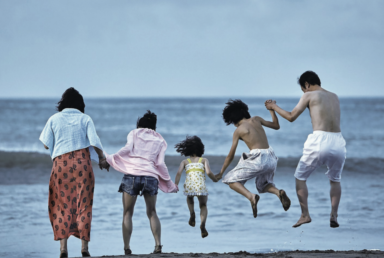 고레에다 히로카즈 감독의 영화 ‘어느 가족’의 스틸컷. photo IMDb