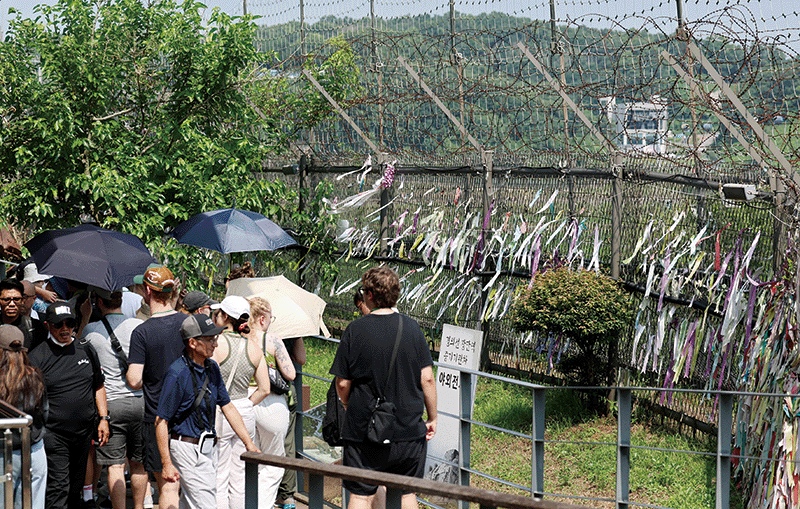 지난 7월 8일 경기 파주시 임진각이 안보여행에 나선 외국인 관광객들로 붐비고 있다. photo 뉴스1