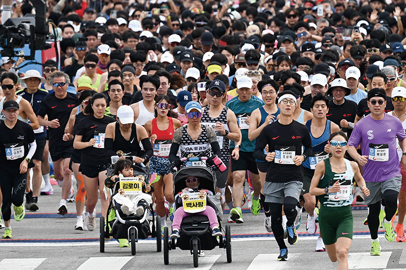 2024년 10월 27일 강원도 춘천 공지천에서 열린 ‘2024 조선일보 춘천마라톤’에서 10km코스 참가들이 힘찬 출발을 하고있다. photo 조선일보DB