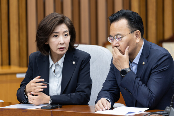 나경원 국민의힘 의원(왼쪽)과 유상범 의원이 23일 서울 여의도 국회에서 열린 원내대책회의에서 대화하고 있다. photo 뉴스1