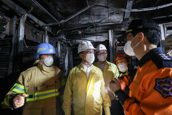 김민석 국무총리(가운데)가 27일, 대전 유성구 국가정보자원관리원 화재 현장을 찾아 피해 현황을 둘러보고 있다. photo 뉴스1