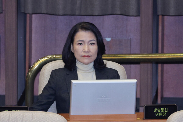 이진숙 방송통신위원장이 26일 서울 여의도 국회에서 열린 제429회국회 9차 본회의에서 방송미디어통신위원회의 설치 및 운영에 관한 법률에 대한 최형두 국민의힘 의원의 무제한 토론(필리버스터)을 듣고 있다. photo 뉴스1