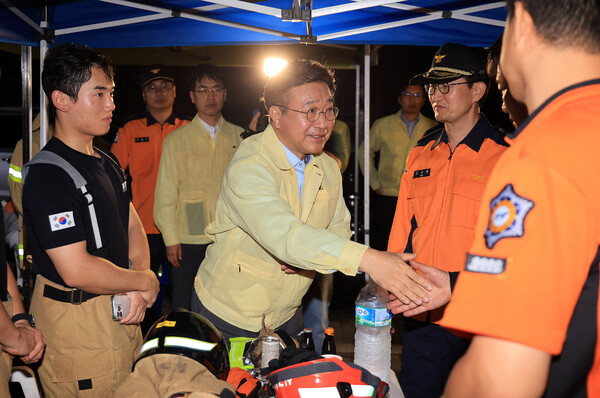 윤호중 행정안전부 장관이 지난 27일, 대전 유성구 국가정보자원관리원 화재 현장을 방문해 소방대원들을 격려하고 있다. photo 뉴스1