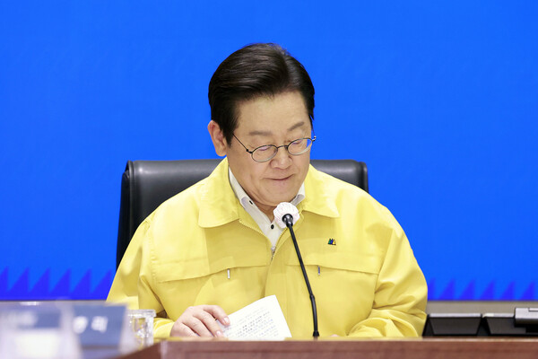 이재명 대통령이 지난 28일 서울 종로구 정부서울청사 중앙재난상황실에서 국가정보자원관리원 화재 관련 중앙재난안전대책본부 회의를 주재하고 있다. photo 뉴시스