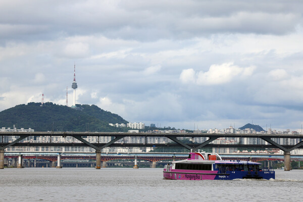한강버스가 지난 18일 오전, 서울 송파구 잠실 선착장에서 뚝섬선착장으로 이동하고 있다. photo 뉴스1