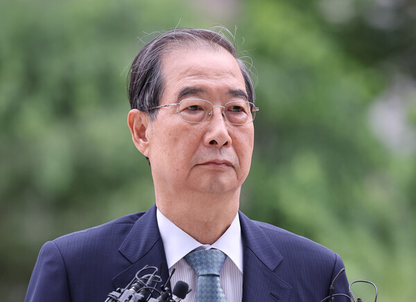 한덕수 전 총리가 9일 서울 종로구 광화문에 마련된 김건희 특검팀 사무실에 조사를 받기 위해 출석하고 있다. photo 뉴스1