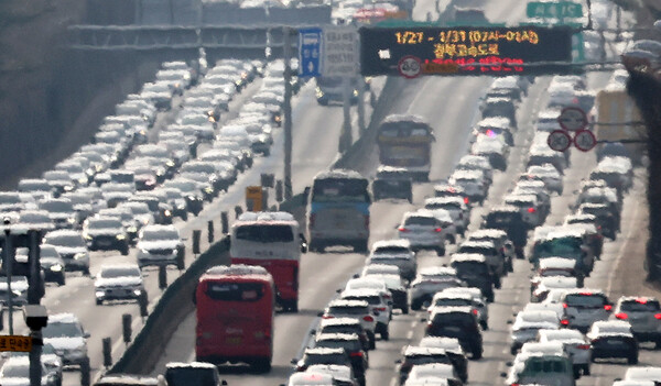 지난 설 연휴 마지막 날인 1월 30일 서울 서초구 잠원IC 인근 경부고속도로 상행선(왼쪽)·하행선 방향 차량들이 서행하고 있다. photo 뉴스1