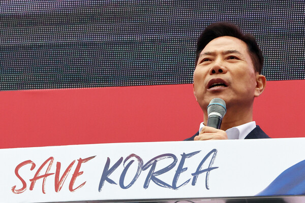 손현보 부산 강서구 세계로교회 목사가 지난 3월 1일 오후 서울 영등포구 여의도 여의대로에서 열린 '세이브코리아 3·1절 국가비상기도회'에서 발언을 하고 있다. photo 뉴스1