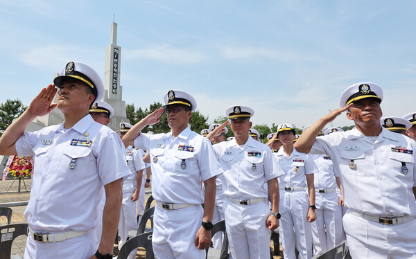 지난해 6월 14일 오후 경기도 평택시 해군 제2함대사령부에서 열린 '제1연평해전 승전 25주년 기념식'에서 참석자들이 국기에 경례하고 있다. photo 연합