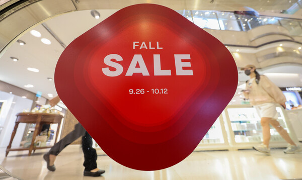 백화점 3사가 추석 황금연휴 앞두고 정기 세일에 들어간 지난 9월 26일 서울 중구 롯데백화점 본점에 세일 안내문이 붙어 있다. photo 뉴스1