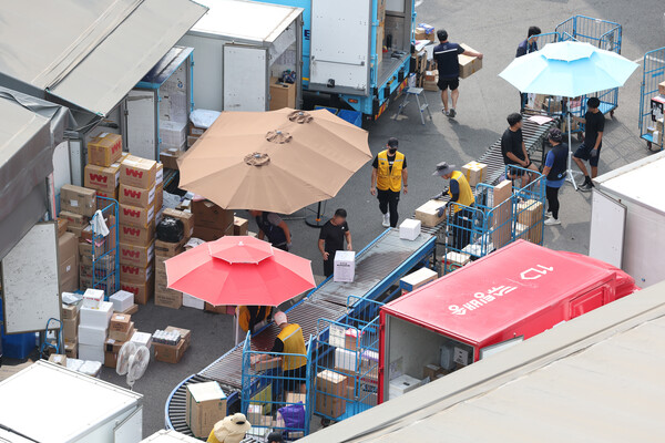 지난해 8월 13일, '택배 쉬는 날’을 하루 앞두고 서울의 한 택배물류센터에서 택배기사들이 준비 작업을 하고 있다. photo 뉴스1