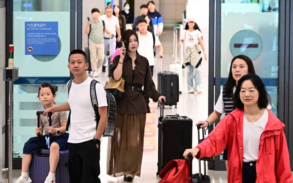 중국인 단체관광객 무비자 입국 시행 첫날인 29일 오전, 인천국제공항 제1터미널 입국장으로 관광객들이 입국하고 있다. photo 뉴스1