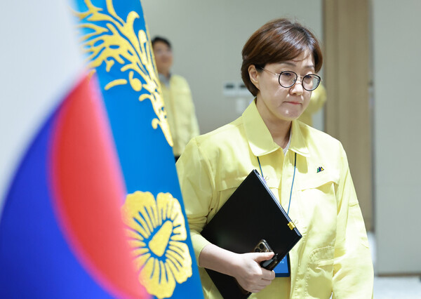 김현지 대통령실 총무비서관이 지난 8월 18일 서울 용산 대통령실 청사에서 열린 제1회 을지국무회의 및 제37회 국무회의에 배석하고 있다. photo 뉴시스