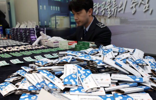 지난 3월 인천공항 세관이 적발한 마약류 성분이 함유된 감기약, 수면제 및 다이어트약 등 불법 의약품. photo 뉴스1