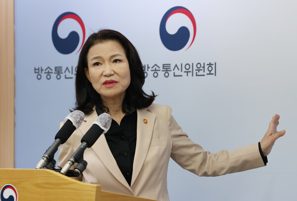 이진숙 방송통신위원장이 29일, 경기도 과천시 정부과천청사 방송통신위원회 기자실에서 입장 표명을 하고 있다. photo 뉴스1