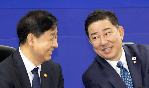 김병기 더불어민주당 원내대표(오른쪽)와 구윤철 경제부총리 겸 기획재정부 장관이 30일 서울 여의도 국회에서 열린 '경제형벌 민사책임 합리화 당정협의'에서 대화하고 있다. photo 뉴스1