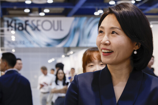 이재명 대통령의 부인 김혜경 여사가 지난 3일 서울 강남구 코엑스에서 열린 '키아프 서울 2025' VIP 프리뷰 데이를 찾아 작품들을 관람하고 있다. photo 뉴스1
