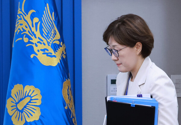 김현지 대통령실 총무비서관이 지난7월 17일 서울 용산 대통령실 청사에서 열린 4차 수석·보좌관 회의에 참석하고 있다. photo 뉴시스