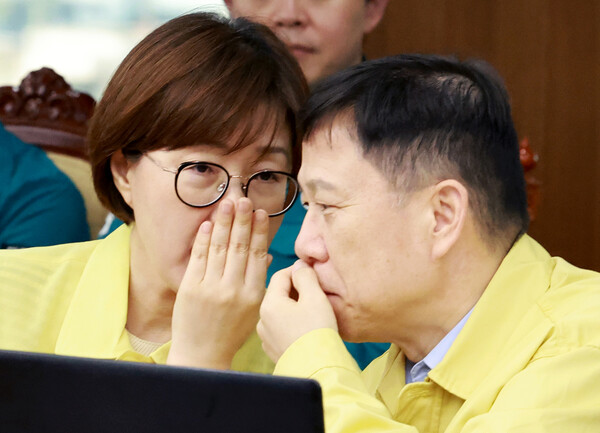 김현지 총무비서관과 임웅순 국가안보실 제2차장이 21일 서울 용산 대통령실 청사에서 열린 제8차 수석·보좌관 회의에서 대화하고 있다. photo 뉴시스