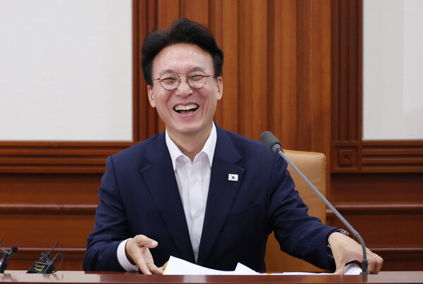 김민석 국무총리가 지난 7월 10일 오전 서울 종로구 정부서울청사에서 열린 국정현안관계장관회의에 참석해 맞은편에 자리하고 있던 송미령 농림축산식품부 장관과 대화하며 환하게 웃고 있다. photo 뉴시스