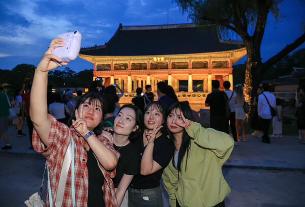 지난 9월 서울 종로구 경복궁을 찾은 시민들이 경회루를 배경으로 셀카를 찍고 있다. photo 뉴스1