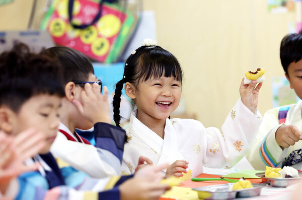 추석 연휴를 이틀 앞둔 지난 9월 30일 광주광역시 북구 국공립 중흥하나어린이집에서 아이들이 송편 모양을 만들며 즐거운 시간을 보내고 있다. photo 뉴스1