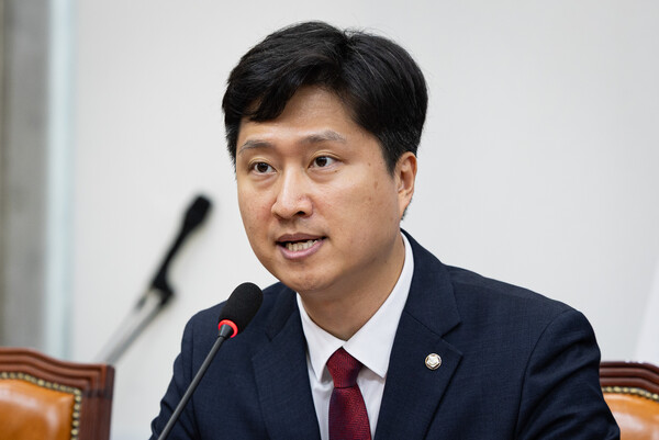 우재준 국민의힘 청년 최고위원이 지난 8월 27일 서울 여의도 국회에서 열린 첫 최고위원회의에서 모두 발언을 하고 있다. photo. 뉴스1