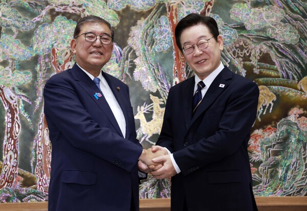 이재명 대통령과 이시바 시게루 일본 총리(왼쪽)가 30일, 부산 누리마루 APEC 하우스 기념관에서 한일 정상회담 기념촬영을 하고 있다. photo 뉴시스