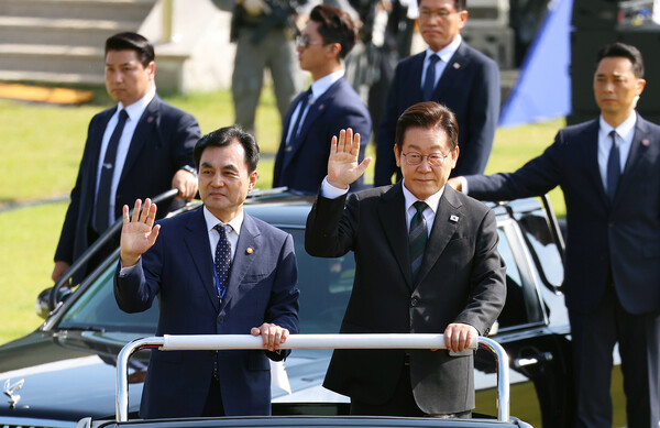 이재명 대통령이 10월 1일, 충남 계룡대에서 열린 건군 77주년 국군의 날 기념식에서 열병 차량에 탑승해 사열하고 있다. 왼쪽은 안규백 국방장관. photo 뉴시스