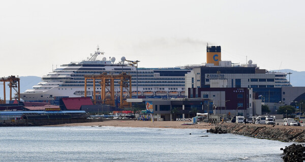 경북 포항시 영일만항에 초호화 크루즈선인 코스타세레나호(11만톤급)가 입항해 있다. photo 뉴스1