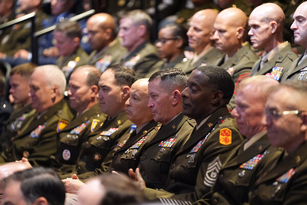지난 9월 30일(현지시각), 미국 버지니아주 콴티코의 해병대 기지에 모인 미군 장성들이 도널드 트럼프 대통령의 연설을 경청하고 있다. photo 뉴시스