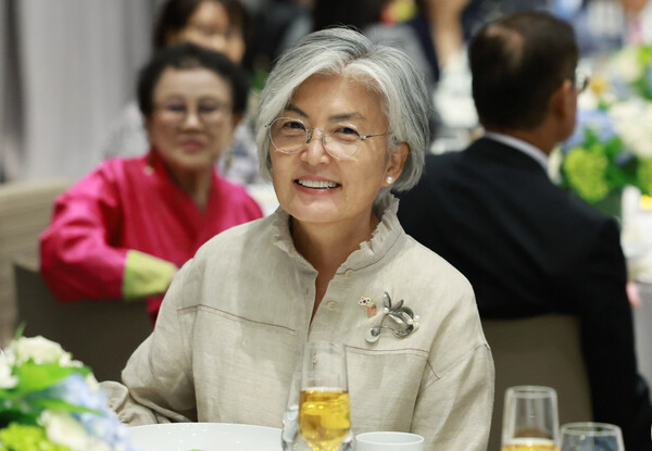 강경화 미국 아시아소사이어티 회장 겸 최고경영자가 첫 여성 주미대사로 임명됐다. 사진은 8월 24일(현지시각) 미국 워싱턴DC의 한 호텔에서 열린 재미동포 만찬 간담회에 참석한 강 주미대사. photo 뉴시스