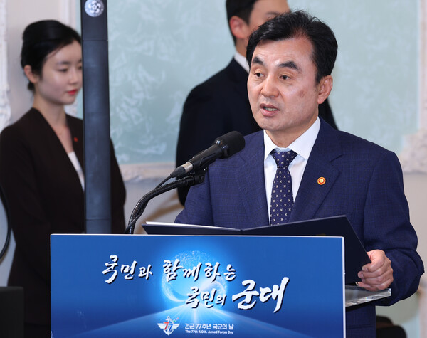 안규백 국방부 장관이 1일 충남 계룡대에서 열린 건군 77주년 국군의 날 기념 오찬에서 환영사를 하고 있다. photo 뉴시스
