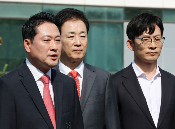 장동혁 국민의힘 대표(왼쪽)가 1일 오후 대전 국가정보자원관리원 화재 현장을 방문해 피해상황을 점검 한 뒤 취재진의 질문에 답하고 있다. photo 뉴스1